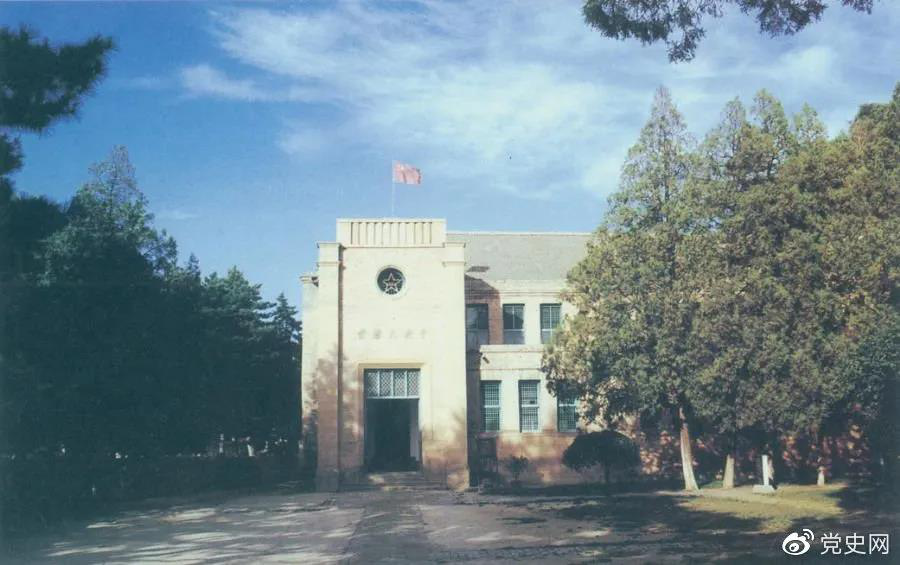楊家?guī)X革命舊址，位于延安城西北約3公里，是中共中央1938年11月至1947年3月的所在地。